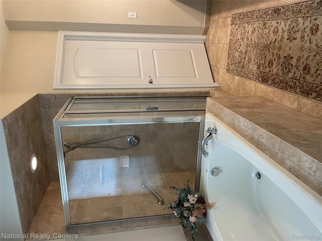 2750 Castlemartin Court, Oakland Charter Township, MI 48306