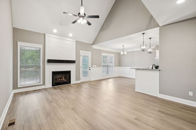 710 Eva Agnes Ave, Clarksville, TN 37042
