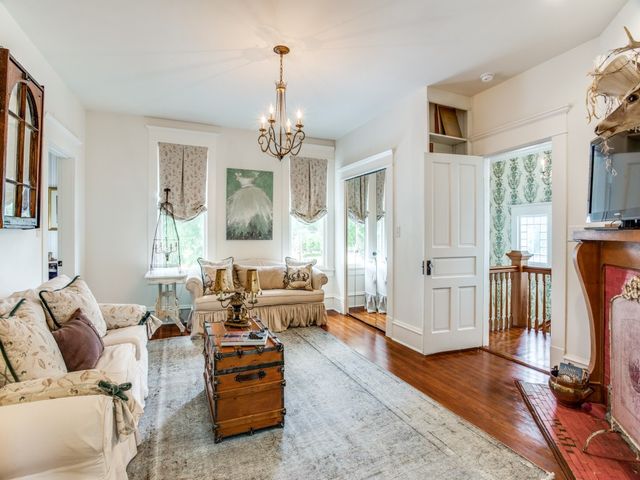 302 Featherston Street, Cleburne, TX 76033