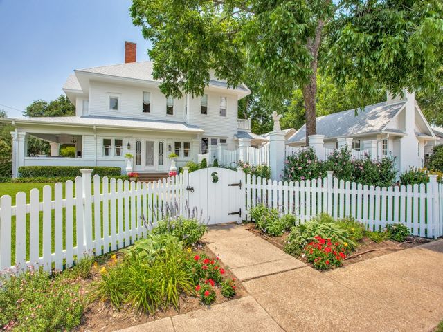 302 Featherston Street, Cleburne, TX 76033