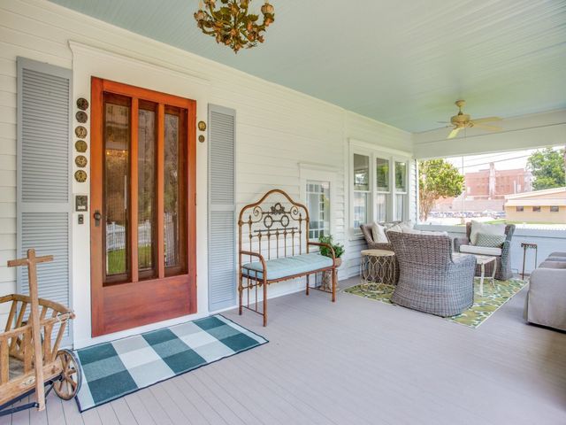 302 Featherston Street, Cleburne, TX 76033