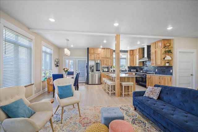 5710 E Greenbluff Rd, Colbert, WA 99005
