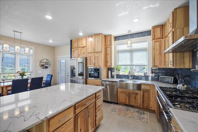 5710 E Greenbluff Rd, Colbert, WA 99005