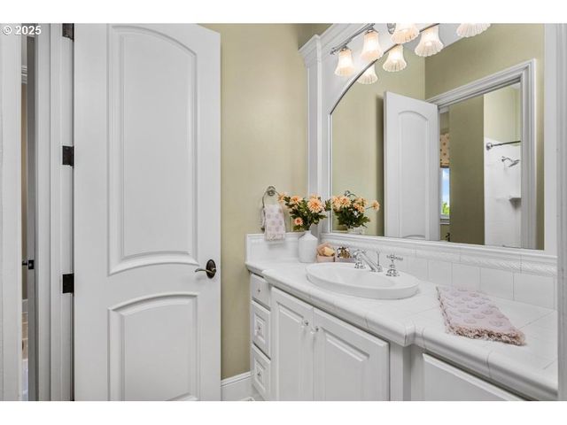 9523 Sw STONECREEK Dr, Beaverton, OR 97007