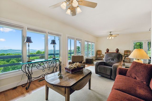 8 Matthews Mountain Ln, Carthage, TN 37030