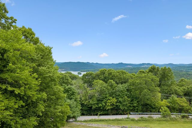 8 Matthews Mountain Ln, Carthage, TN 37030