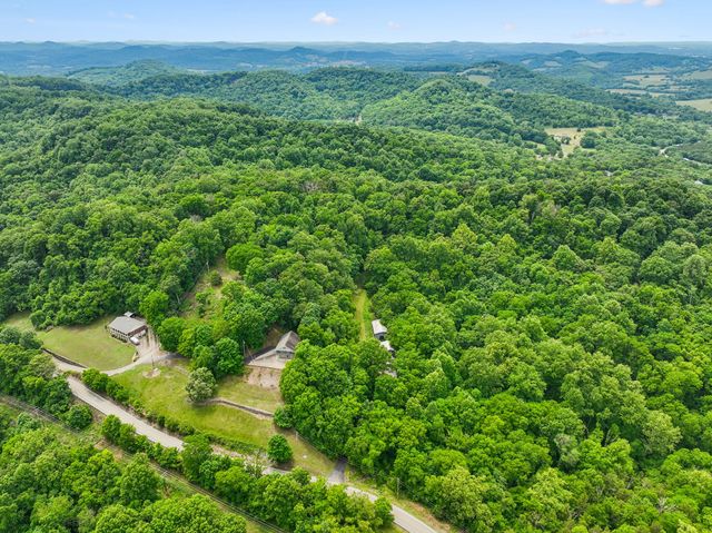 8 Matthews Mountain Ln, Carthage, TN 37030
