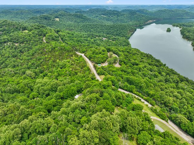 8 Matthews Mountain Ln, Carthage, TN 37030