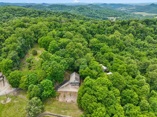 8 Matthews Mountain Ln, Carthage, TN 37030