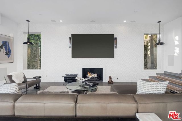 1500 Viewsite Terrace, Los Angeles, CA 90069