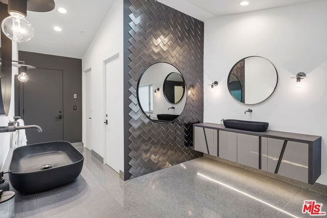 1500 Viewsite Terrace, Los Angeles, CA 90069