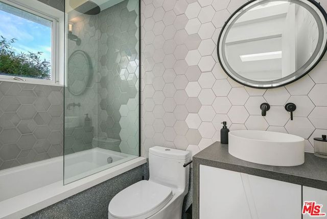 1500 Viewsite Terrace, Los Angeles, CA 90069