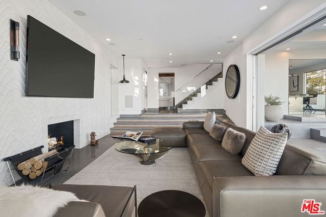 1500 Viewsite Terrace, Los Angeles, CA 90069