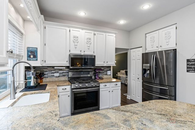 943 Chesapeake Boulevard, Grayslake, IL 60030