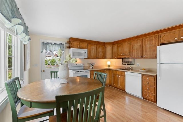 4 Rossmore Rd, Lynnfield, MA 01940