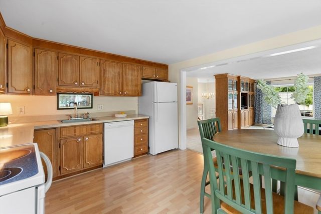 4 Rossmore Rd, Lynnfield, MA 01940