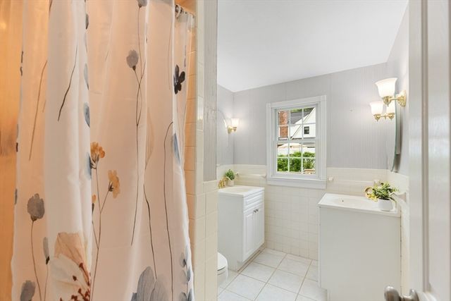4 Rossmore Rd, Lynnfield, MA 01940