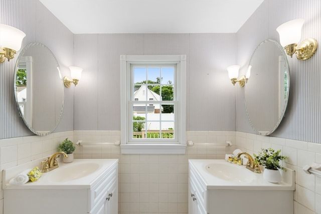 4 Rossmore Rd, Lynnfield, MA 01940