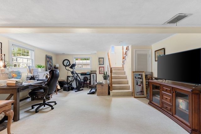 4 Rossmore Rd, Lynnfield, MA 01940