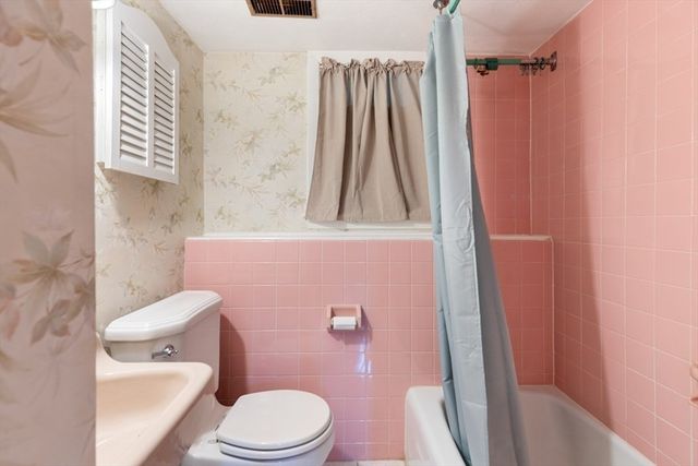 4 Rossmore Rd, Lynnfield, MA 01940