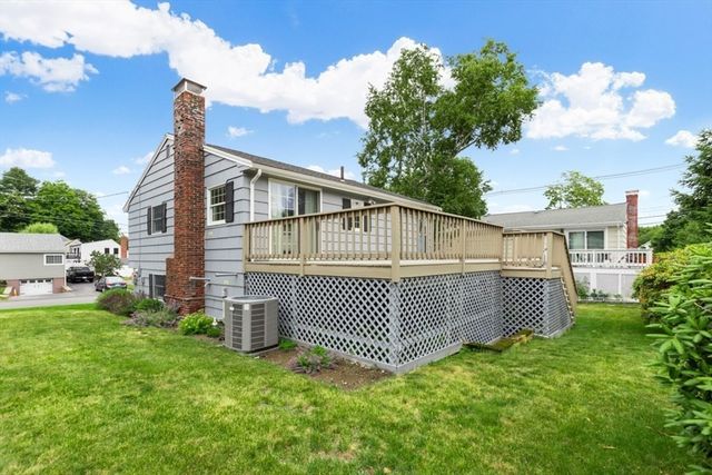 4 Rossmore Rd, Lynnfield, MA 01940