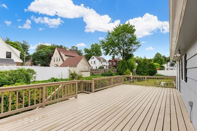 4 Rossmore Rd, Lynnfield, MA 01940