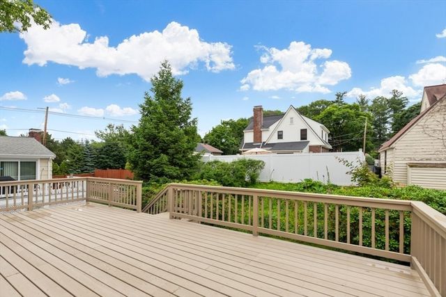 4 Rossmore Rd, Lynnfield, MA 01940