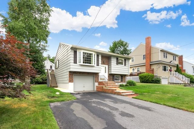 4 Rossmore Rd, Lynnfield, MA 01940