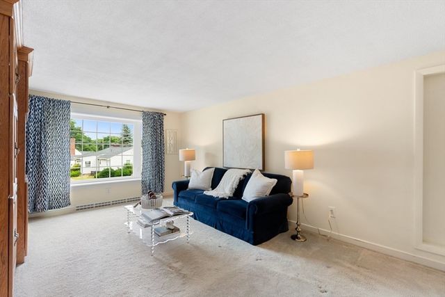 4 Rossmore Rd, Lynnfield, MA 01940