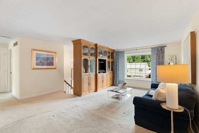 4 Rossmore Rd, Lynnfield, MA 01940