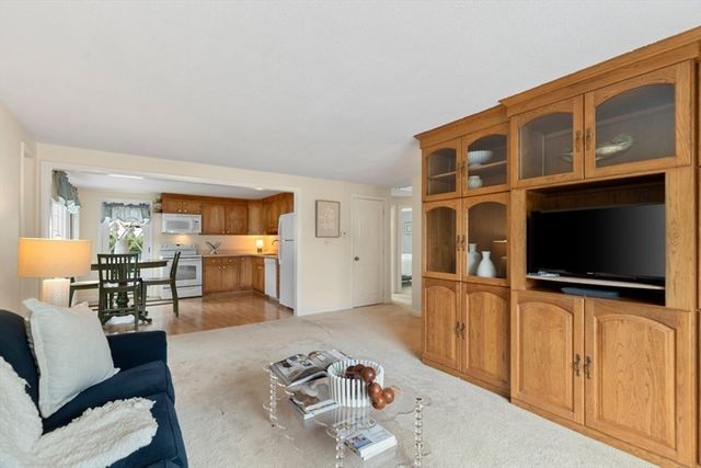 4 Rossmore Rd, Lynnfield, MA 01940