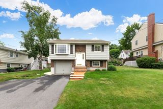 4 Rossmore Rd, Lynnfield, MA 01940