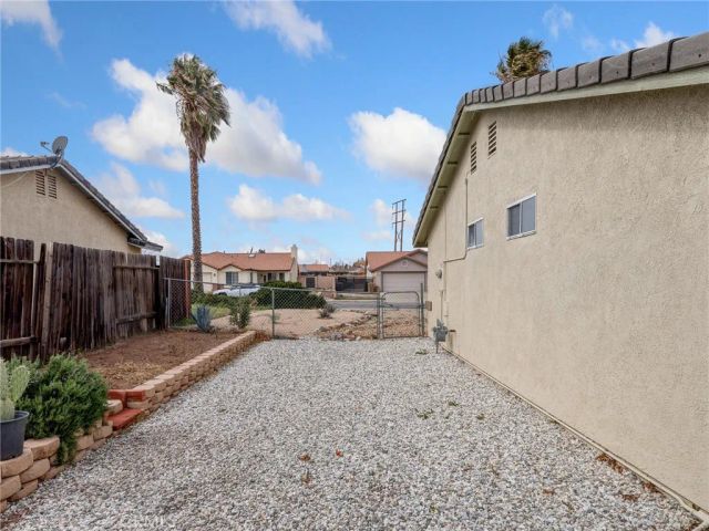 6791 Redwood Avenue, Hesperia, CA 92345