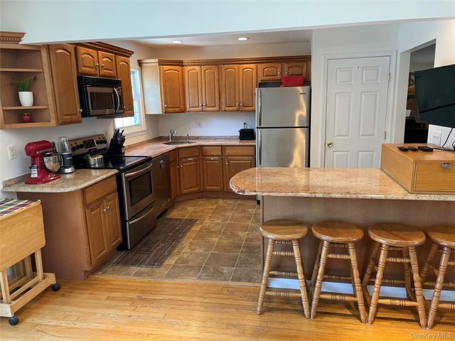 654 Alwick Avenue, West Islip, NY 11795