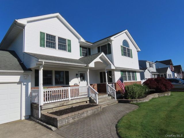 654 Alwick Avenue, West Islip, NY 11795