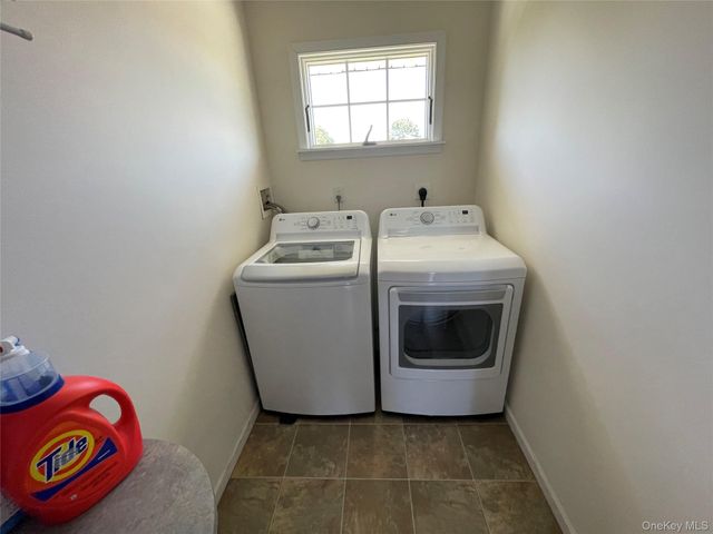 654 Alwick Avenue, West Islip, NY 11795