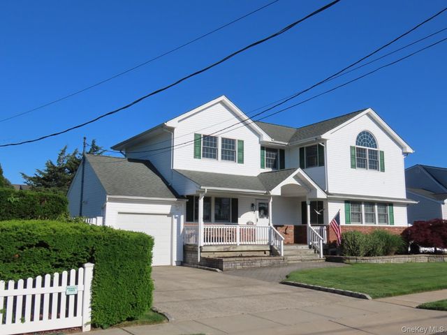 654 Alwick Avenue, West Islip, NY 11795