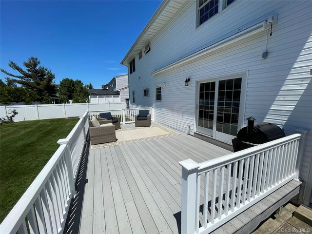 654 Alwick Avenue, West Islip, NY 11795