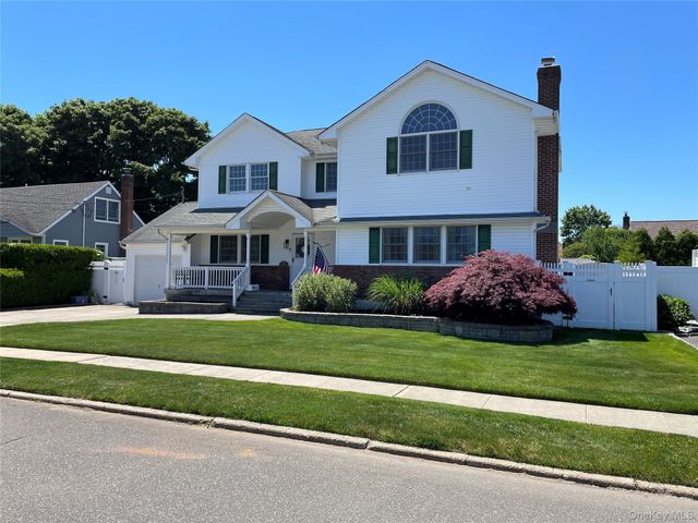 654 Alwick Avenue, West Islip, NY 11795