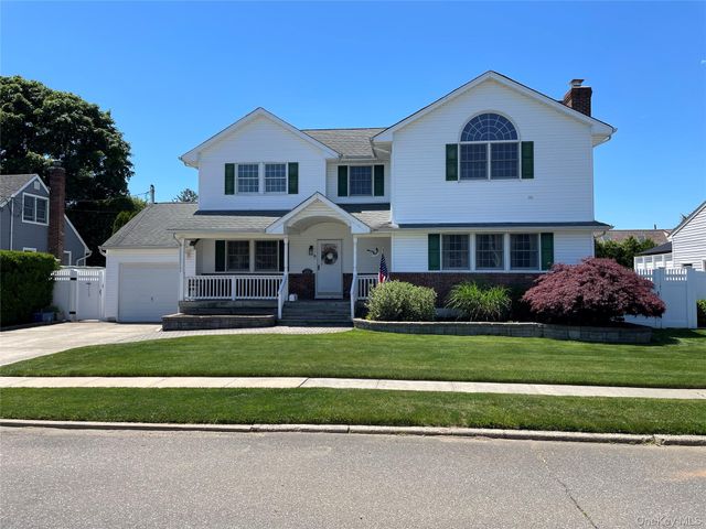 654 Alwick Avenue, West Islip, NY 11795