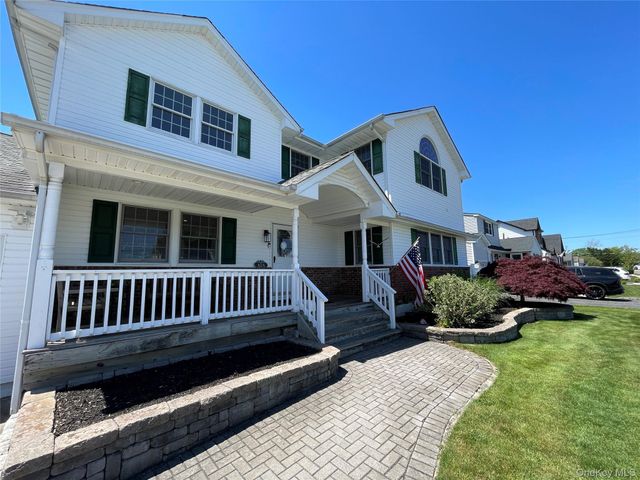654 Alwick Avenue, West Islip, NY 11795
