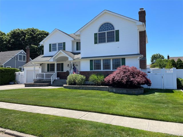654 Alwick Avenue, West Islip, NY 11795