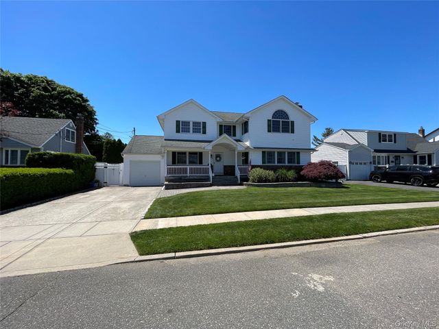 654 Alwick Avenue, West Islip, NY 11795