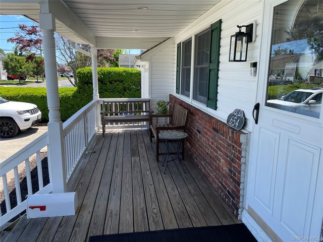 654 Alwick Avenue, West Islip, NY 11795