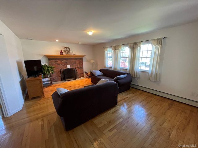 654 Alwick Avenue, West Islip, NY 11795