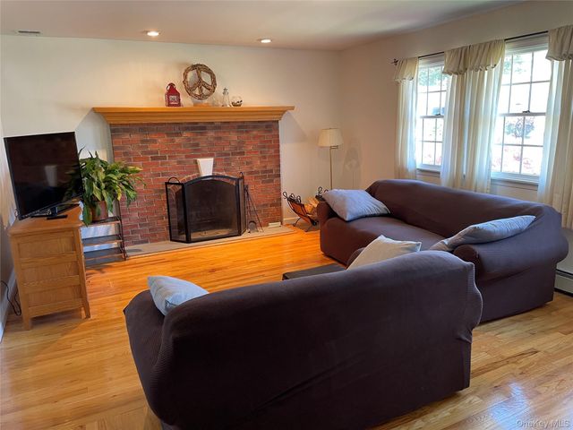 654 Alwick Avenue, West Islip, NY 11795