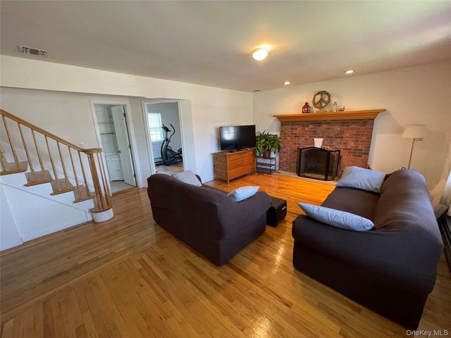 654 Alwick Avenue, West Islip, NY 11795