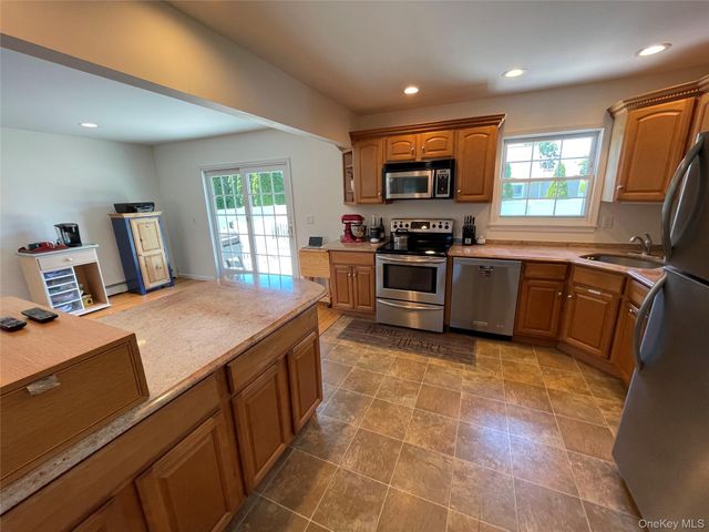 654 Alwick Avenue, West Islip, NY 11795