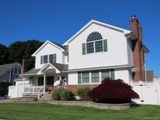 654 Alwick Avenue, West Islip, NY 11795