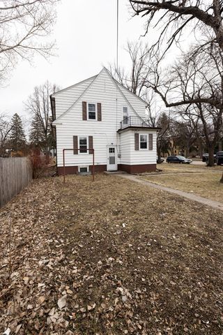623 S 6th Street S, Moorhead, MN 56560